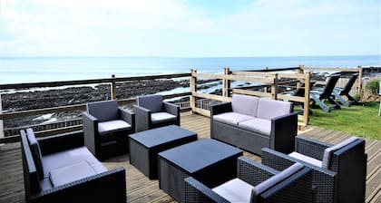 Aus heiterem Himmel befindet sich in einer atemberaubenden Lage mit Blick auf Croyde Beach.