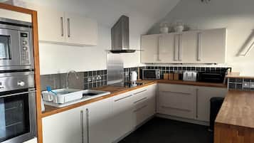 Een koelkast, een magnetron, een oven, een kookplaat