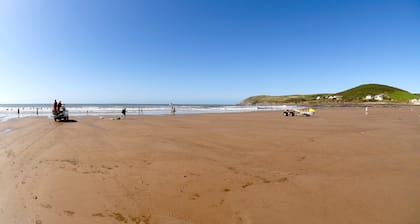 Aus heiterem Himmel befindet sich in einer atemberaubenden Lage mit Blick auf Croyde Beach.
