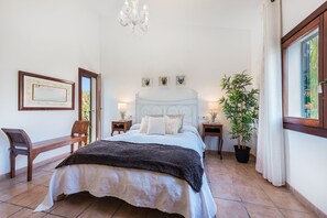 4 bedrooms, desk, iron/ironing board, free WiFi