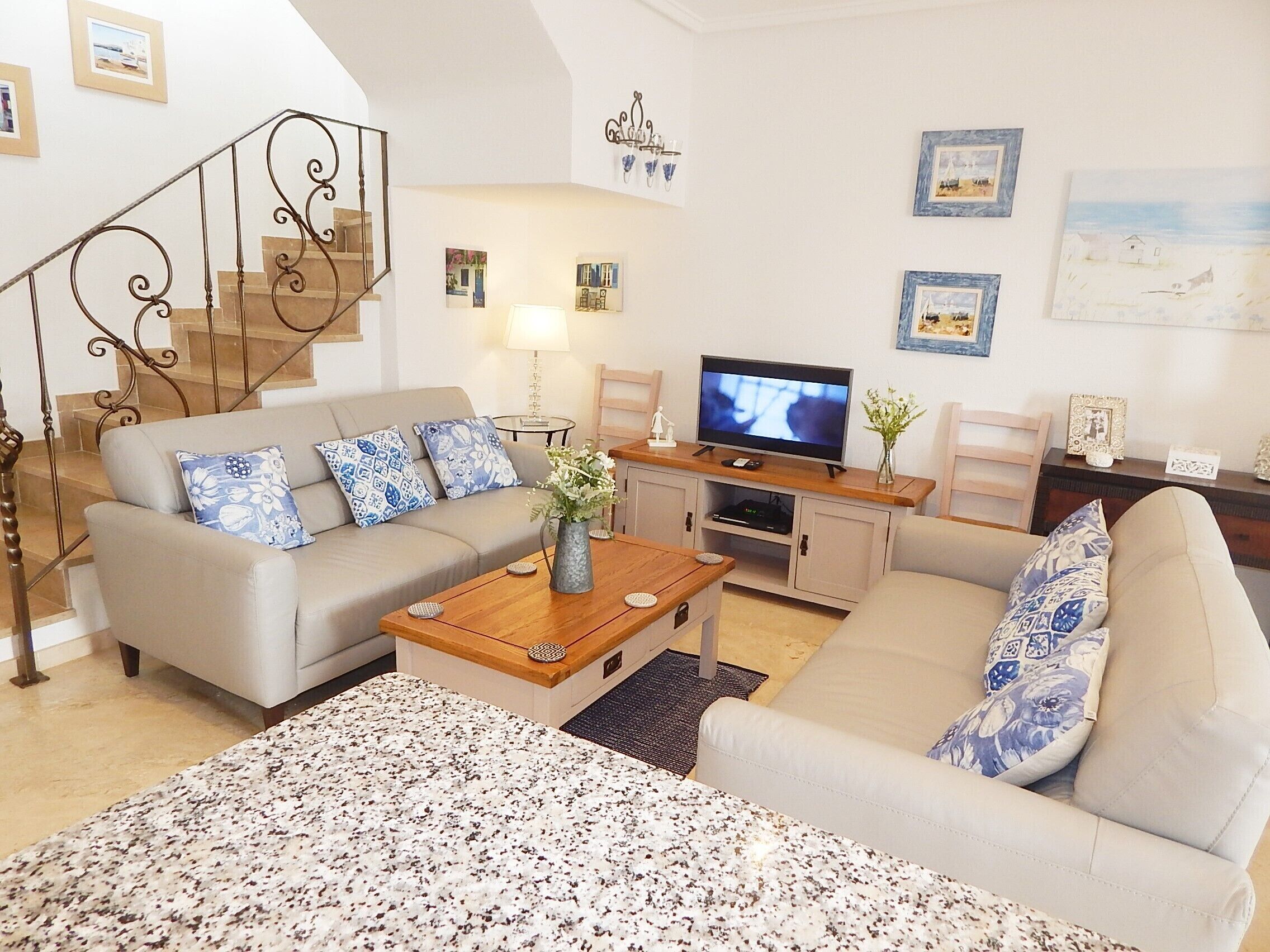 Sol todo el día, wi-fi gratis, a 4 minutos a pie de Villamartin Plaza