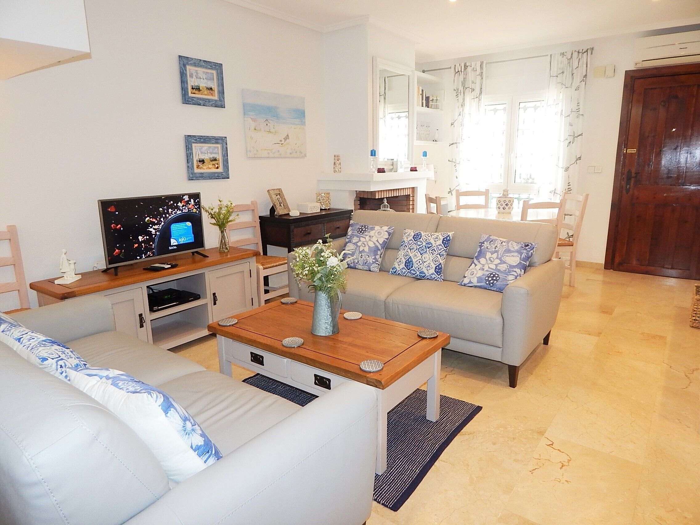 Sol todo el día, wi-fi gratis, a 4 minutos a pie de Villamartin Plaza