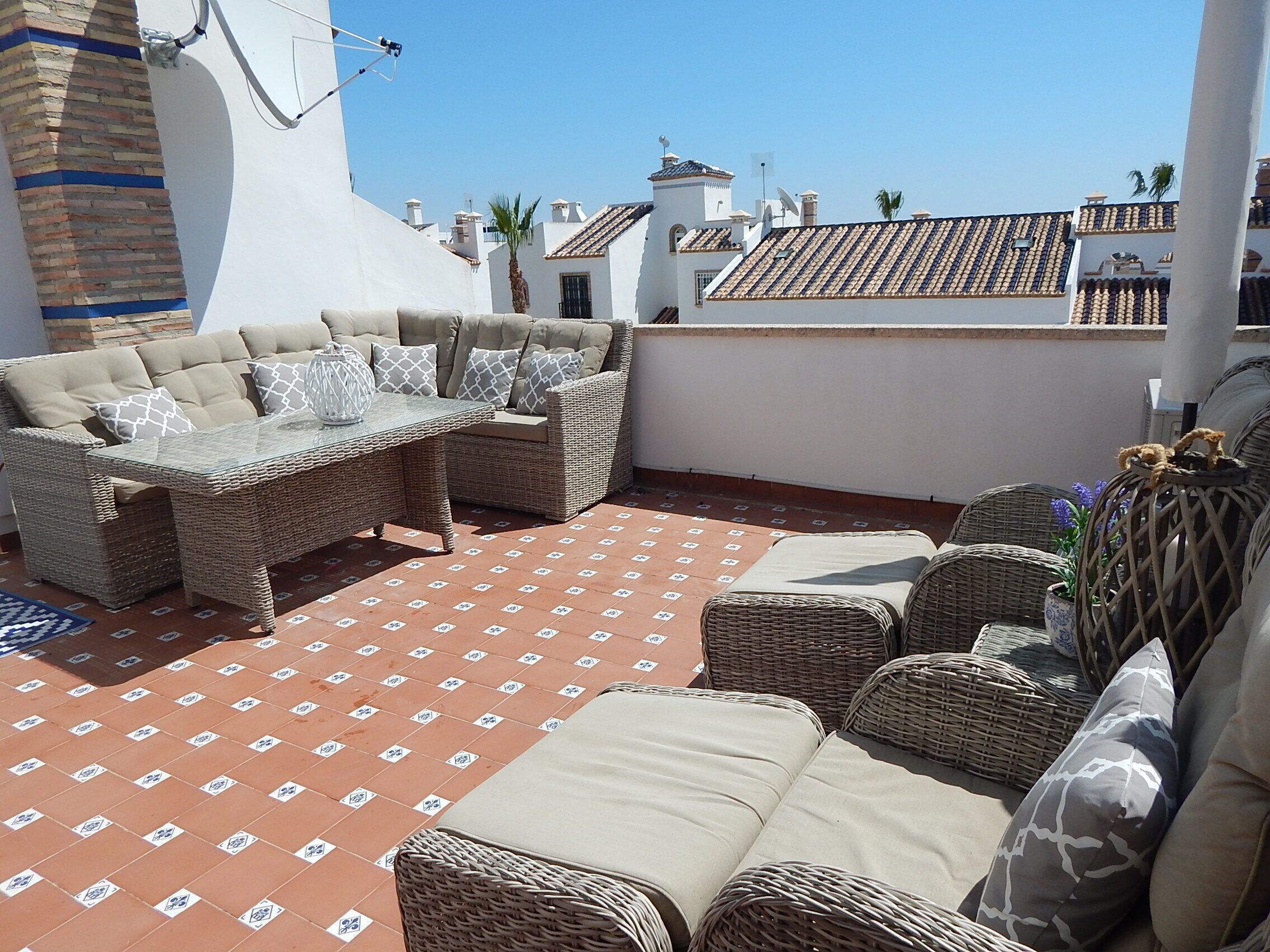 Sol todo el día, wi-fi gratis, a 4 minutos a pie de Villamartin Plaza