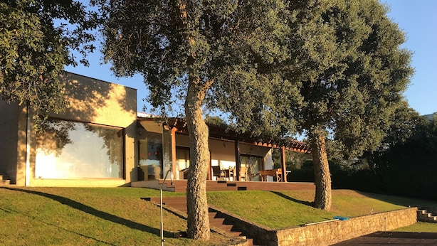 A modern house with a swimming pool, stone walls, and a wooden deck. - Luxury villa with pool and sea view -Free Wifi (povoa de varzim)