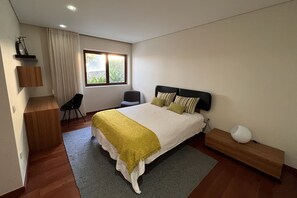 3 habitaciones, tabla de planchar con plancha, wifi y ropa de cama 