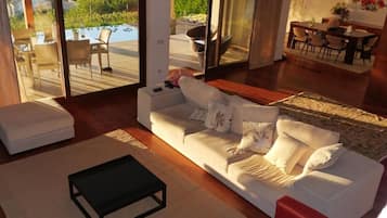 Fernseher, Kamin, Videospiele, DVD-Player