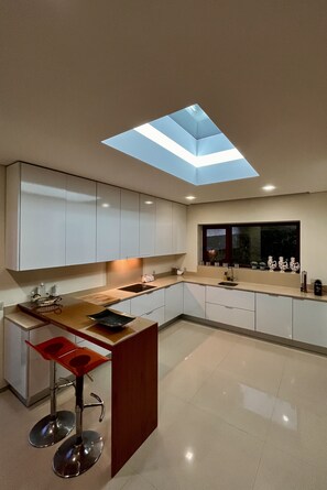 Fridge, microwave, oven, stovetop - Luxury villa with pool and sea view -Free Wifi (povoa de varzim)