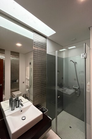 Een douche, een haardroger, een bidet, handdoeken