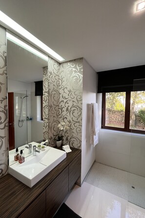 Douche, sèche-cheveux, bidet, serviettes fournies