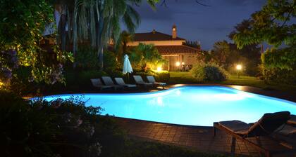Elégante villa dans jardin panoramique avec piscine privée.