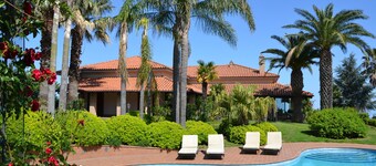 Elegant villa i panoramahage med privat svømmebasseng.