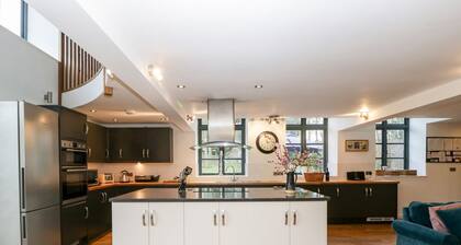 Luxury Barn Conversion sleeps 11 in idyllic Herefordshire countryside