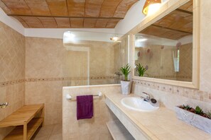 Tina, secadora de cabello, toallas, papel de baño 