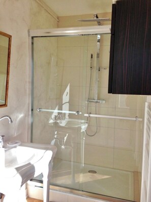 Dusche, Haartrockner, Handtücher, Seife