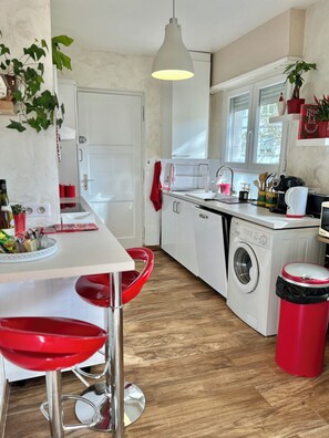 Een koelkast, een microgolfoven, een oven, een kookplaat