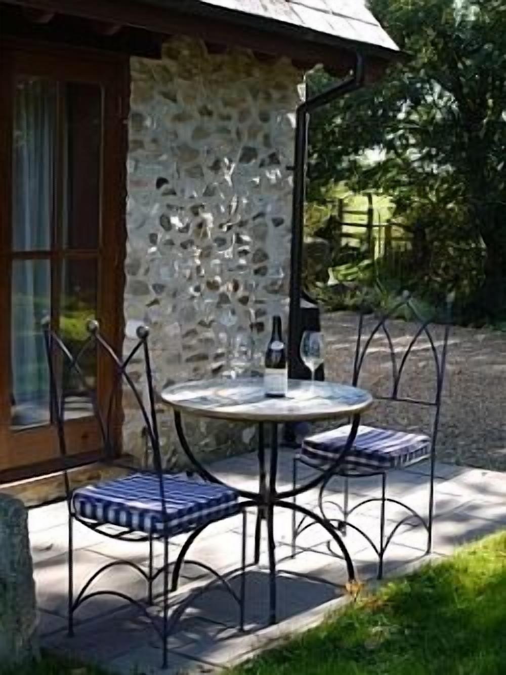 Country Cottage In Peaceful Surroundings, Pet Friendly, Footpaths On Doorstep