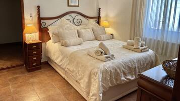 2 makuuhuonetta, silitysrauta/-lauta, ilmainen Wi-Fi, vuodevaatteet