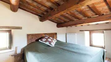 4 makuuhuonetta, työpöytä, silitysrauta/-lauta, ilmainen Wi-Fi