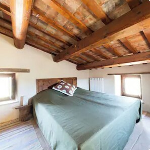 4 makuuhuonetta, työpöytä, silitysrauta/-lauta, ilmainen Wi-Fi