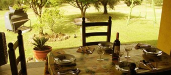 HAUS URLAUB ROM mit dem im Grün von den Ländern von dem RÖMISCHEN BURG eintaucht Garten