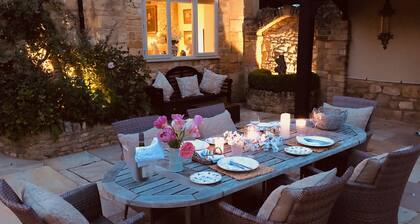 Stunning Interior Designed 2 bedroom House in the center of Chipping Campden