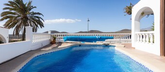  EXCELLENT TWO BEDROOMED  HOLIDAY HOME WITH STUNNING VIEWS AND PRIVATE POOL 