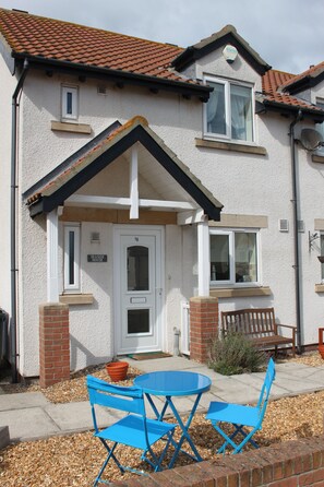 Outdoor dining - Seaside House, ideally located on the edge of the coastal village of Seahouses  (Seahouses)