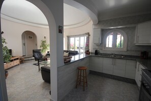 Interior - Beautiful Villa with sea view and heated pool, prime location in Lanzarote. (Puerto Del carmen)