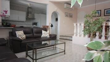 Televisor, reproductor de DVD i llibres