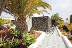 Property grounds - Beautiful Villa with sea view and heated pool, prime location in Lanzarote. (Puerto Del carmen)