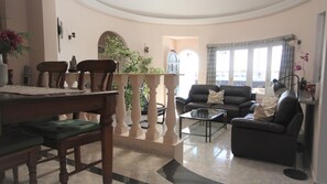 Interior - Beautiful Villa with sea view and heated pool, prime location in Lanzarote. (Puerto Del carmen)