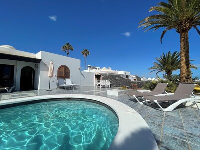 Beautiful Villa with sea view and heated pool, prime location in Lanzarote.
