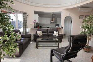 Fernseher, DVD-Player, Bücher