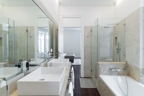 Duschwanne, Haartrockner, Bidet, Handtücher