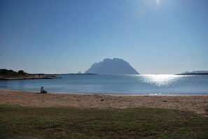 Beach - Bouganville apartment on villa with garden facing Tavolara Island (Porto San Paolo)