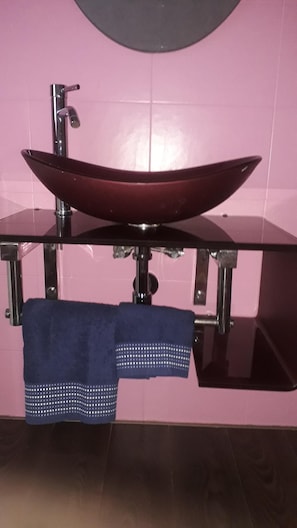 Ensemble douche/baignoire, sĂšche-cheveux, bidet, serviettes fournies