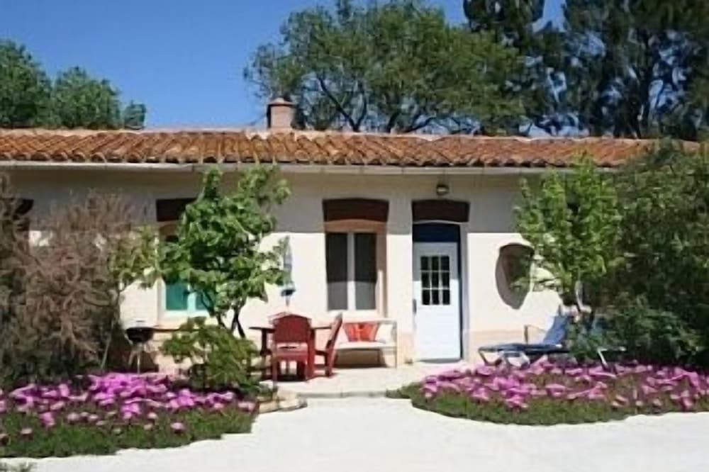 Idyllic Gite With Pool On Chateau Wine Estate
