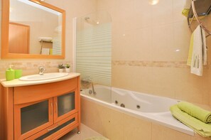 Bathtub, hair dryer, towels, shampoo - Flat Medronho OCV - Ocean View (Albufeira)