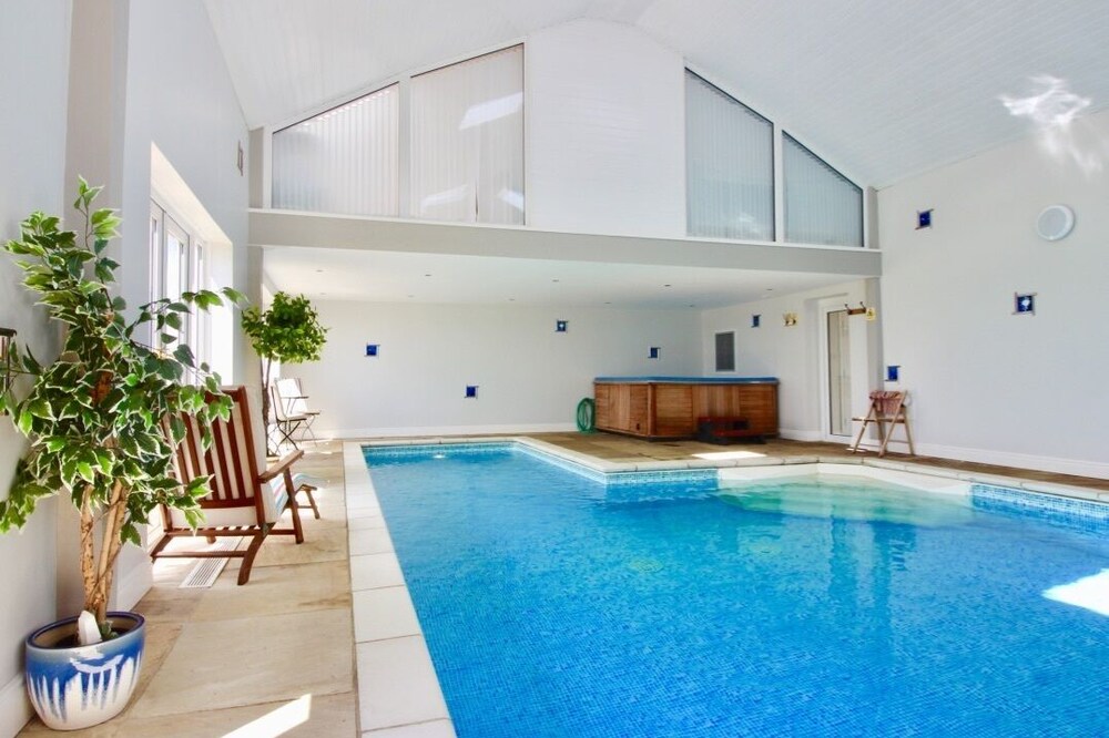 Luxury barn with heated indoor pool & hot tub close to Durham City