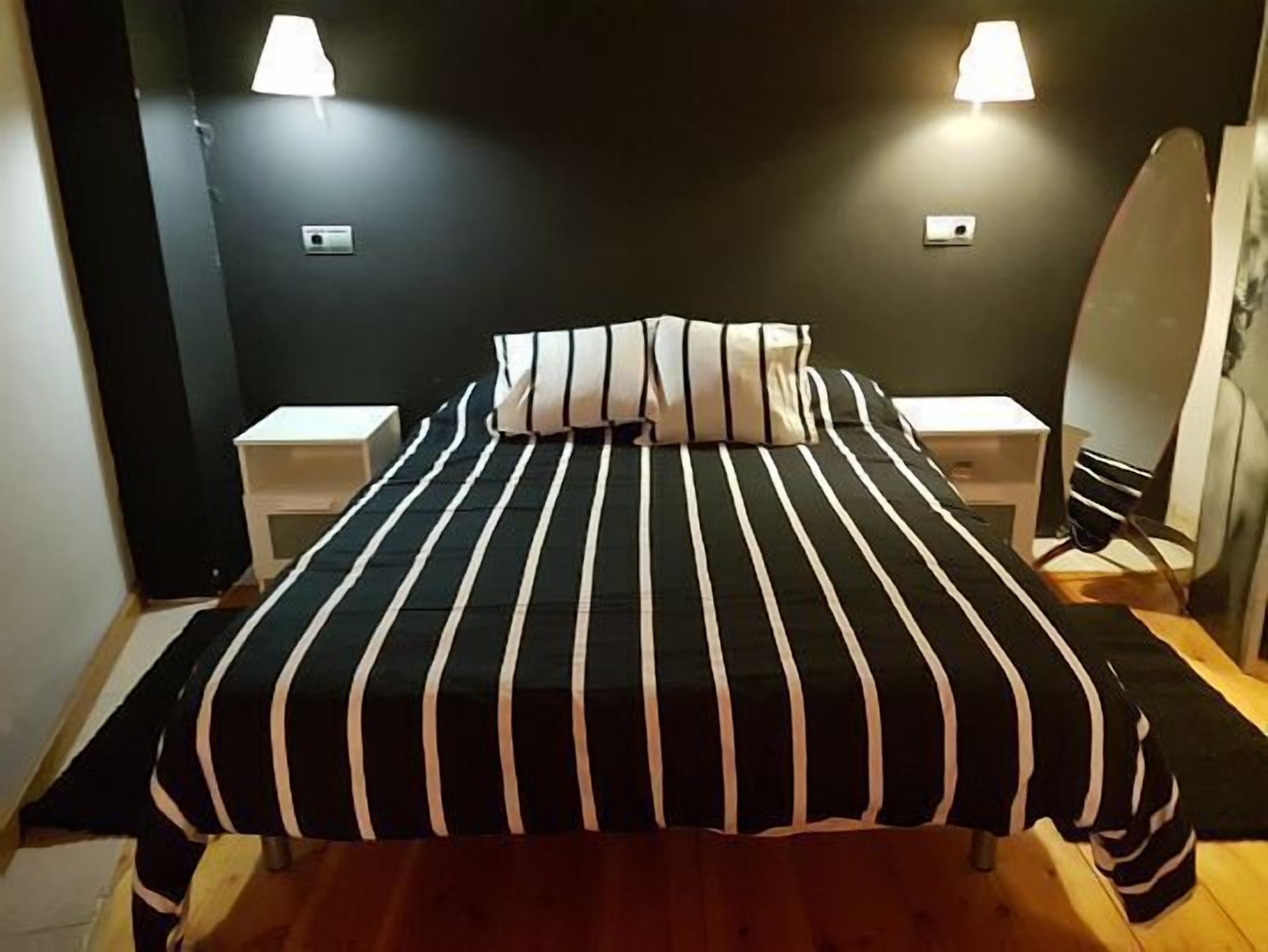 Cottage 2 people. Jacuzzi in room and pets are allowed.