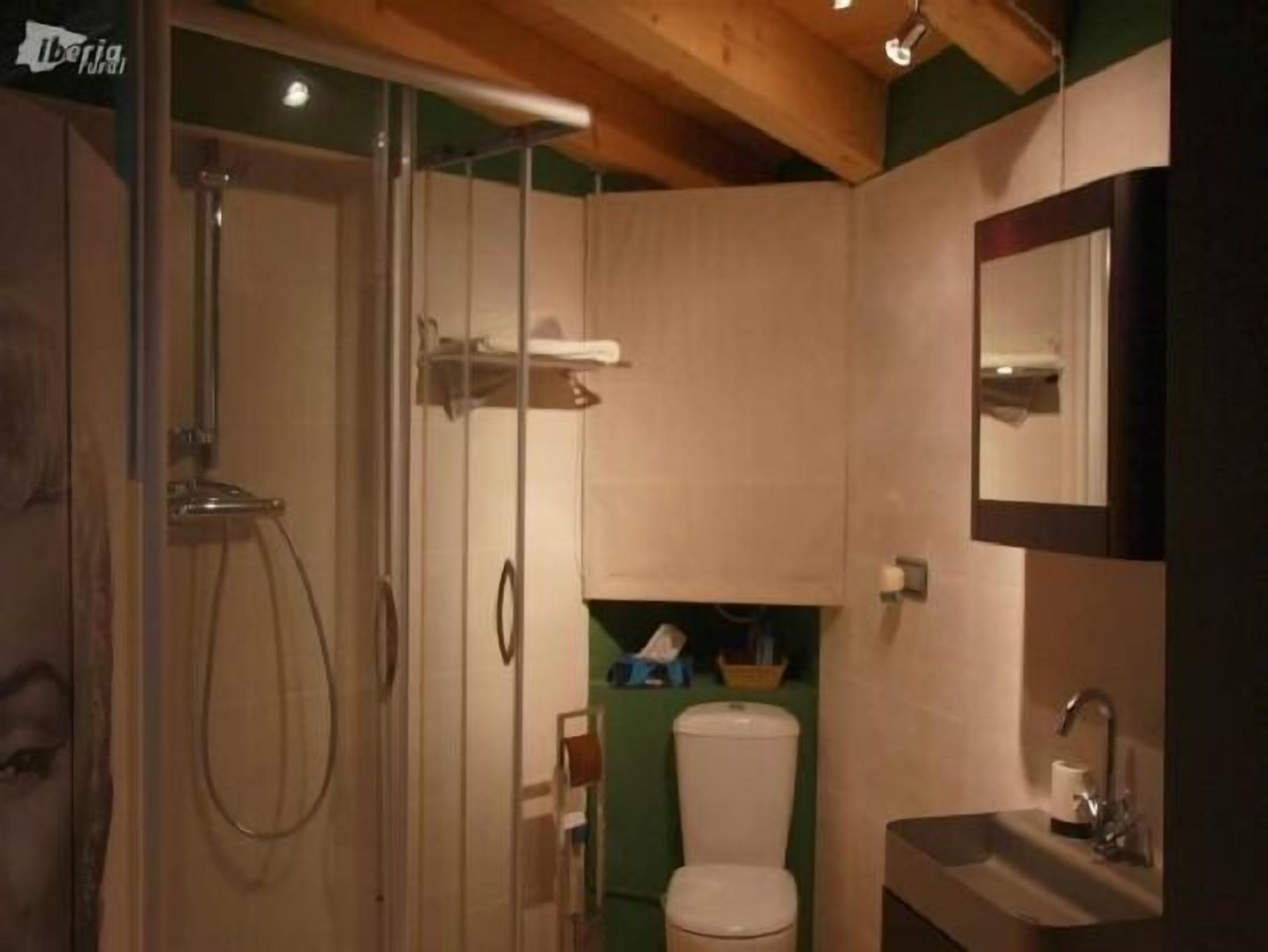 Cottage 2 people. Jacuzzi in room and pets are allowed.