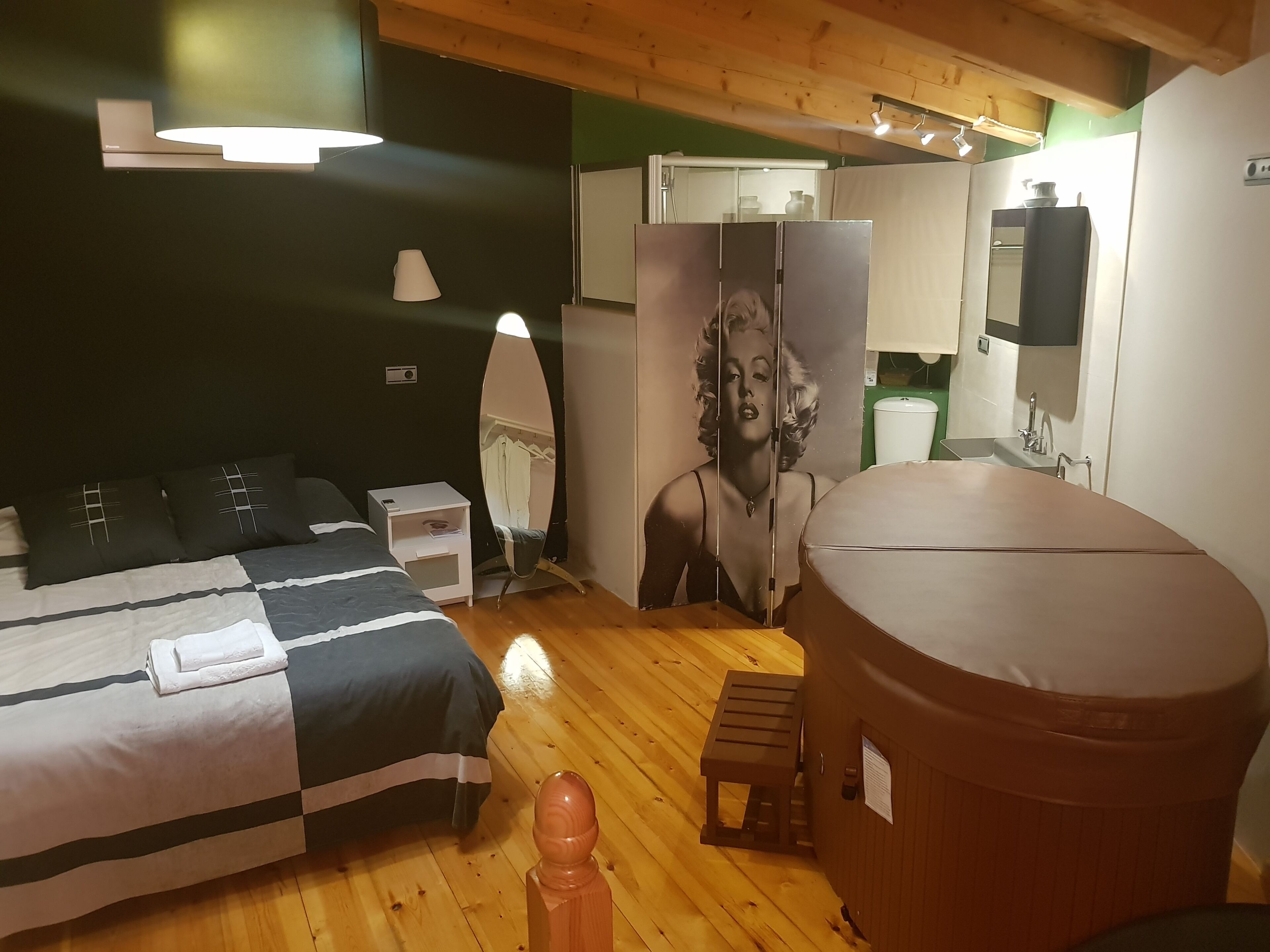 Cottage 2 people. Jacuzzi in room and pets are allowed.