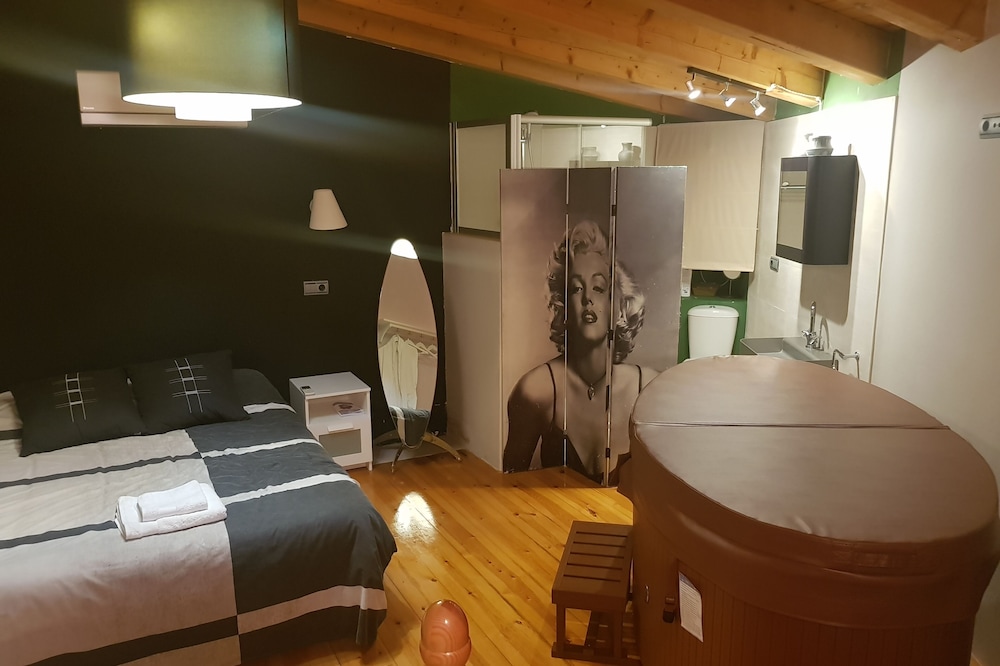 Cottage 2 people. Jacuzzi in room and pets are allowed.