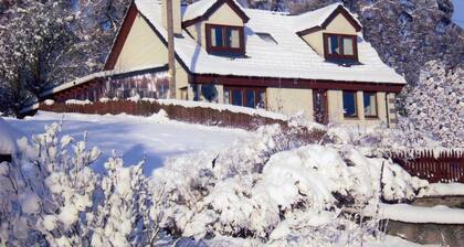 Zweistöckiges Haus mit fabelhaften Bergblicken