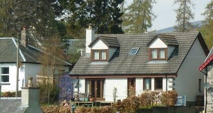 Zweistöckiges Haus mit fabelhaften Bergblicken