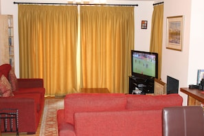 Smart TV, fireplace, DVD player, books - Two Storey House With Fabulous Mountain Views  (Lynchat, Kingussie)