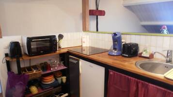 Réfrigérateur, four, plaque de cuisson, cafetiÚre/bouilloire