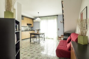 TV - In the city center, just 180 meters from the beach (Marina di Ragusa)