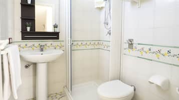 Douche, sĂšche-cheveux, bidet, serviettes fournies