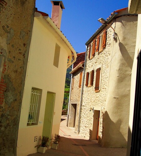 Betwee sea and ski: a romantic village house with view on gardens and mountains 